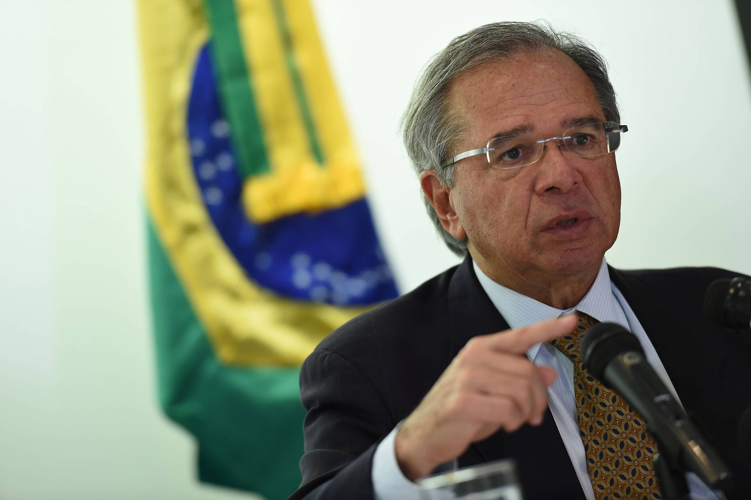 É bom se acostumar com juros mais baixos e câmbio mais alto, afirma Guedes